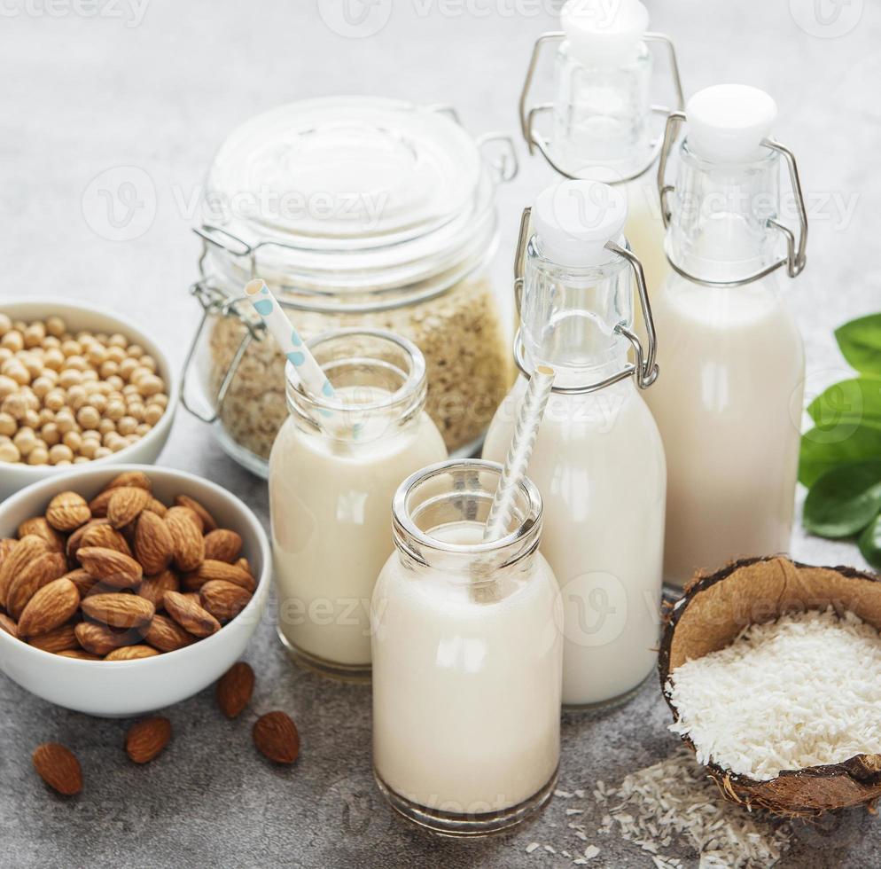 types alternatifs de laits végétaliens dans des bouteilles en verre photo