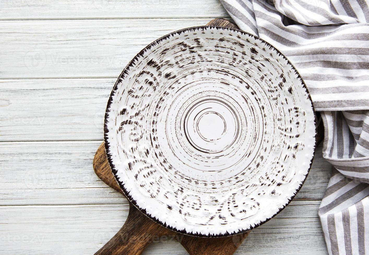 assiette vide sur une table en bois photo