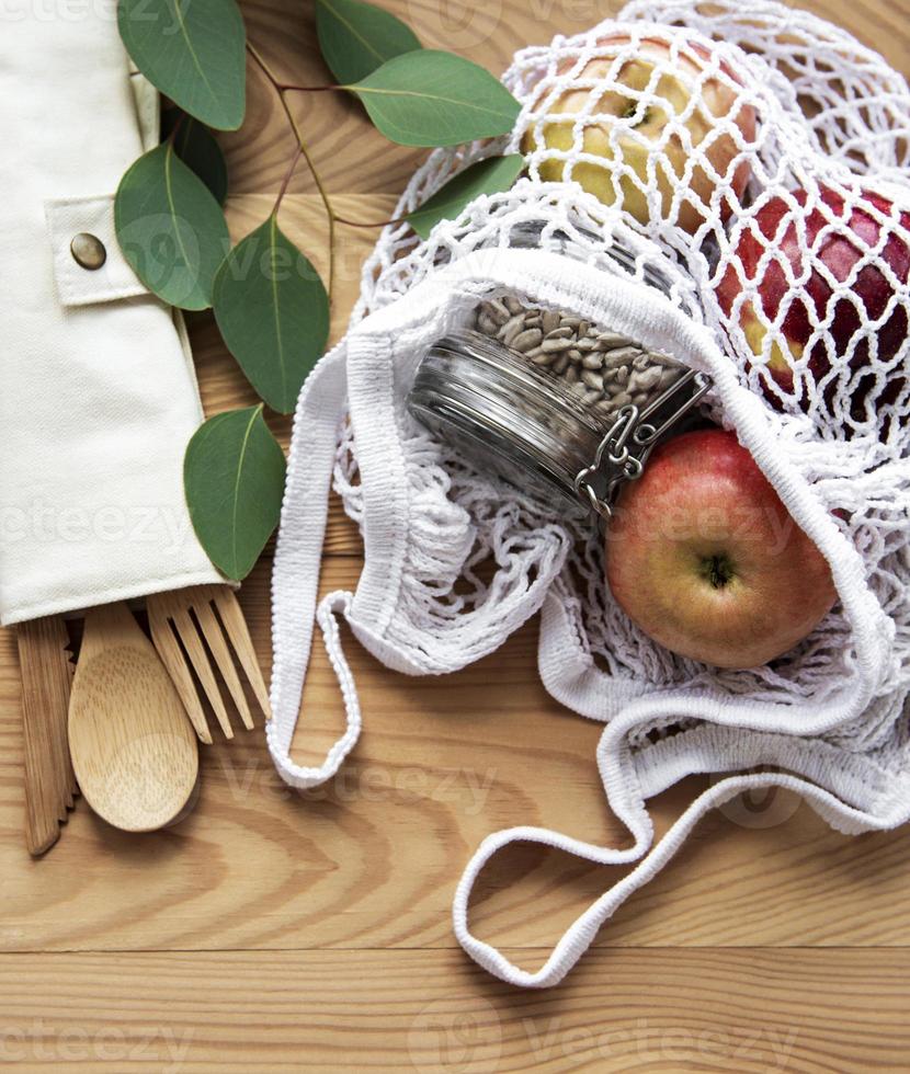 sac en filet avec fruits photo