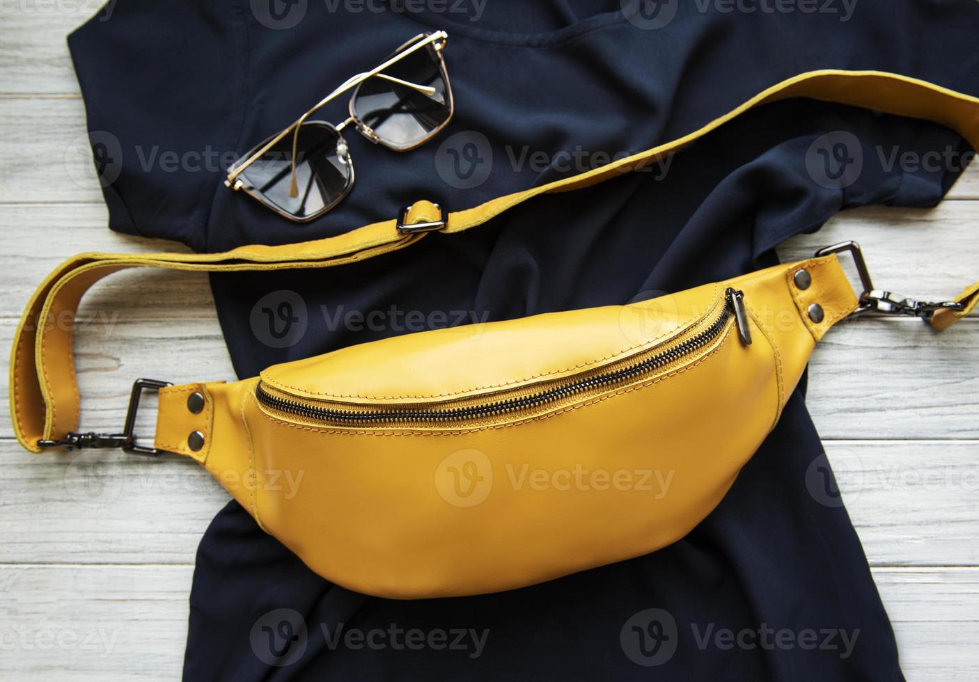 sac banane en cuir jaune photo