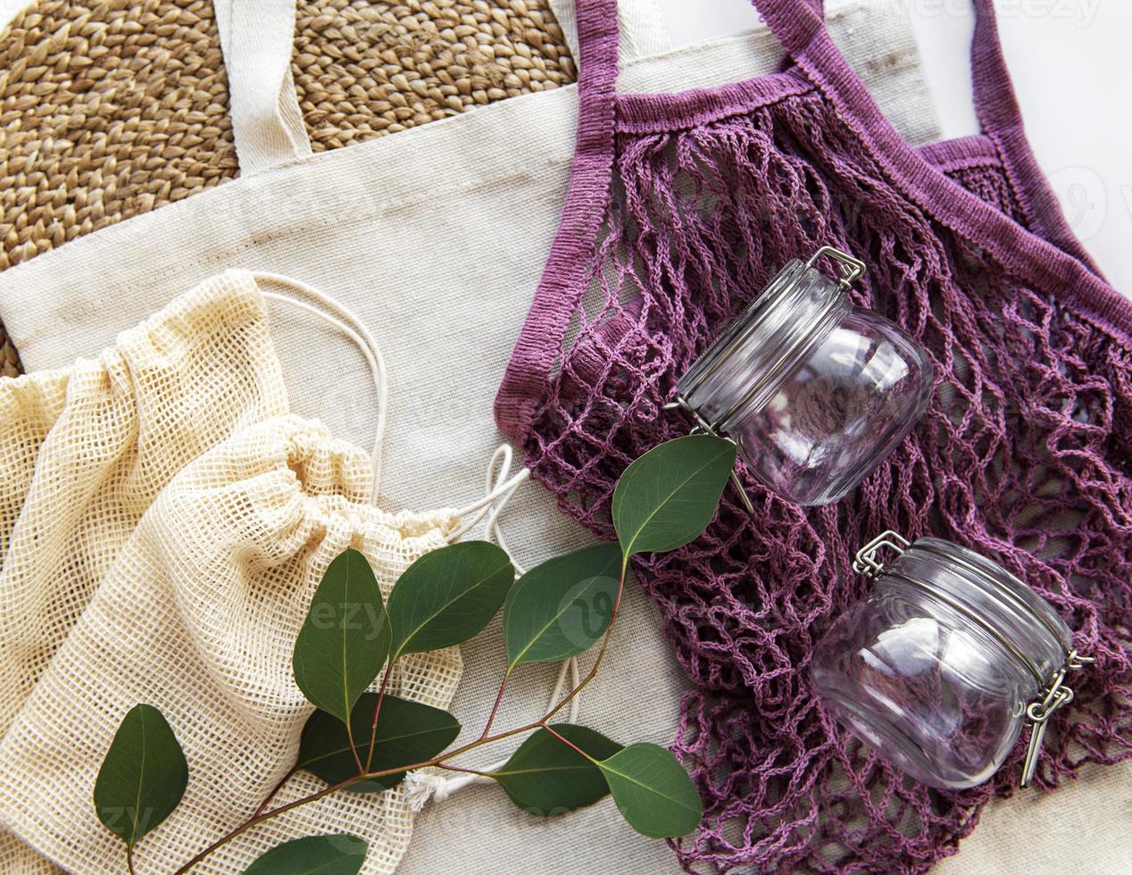 sac en filet, sacs en coton et bocaux en verre photo