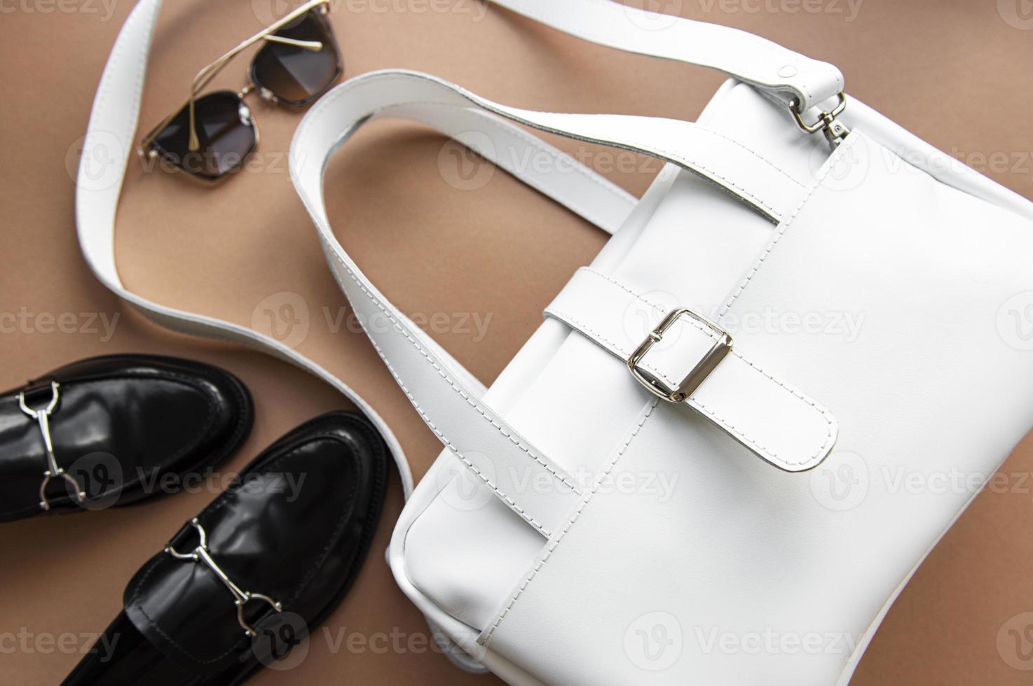 sac en cuir blanc et chaussures mocassins. photo