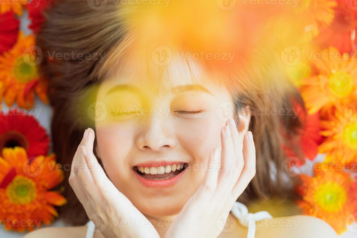 jeune fille allongée sur une fleur avec une expression heureuse photo