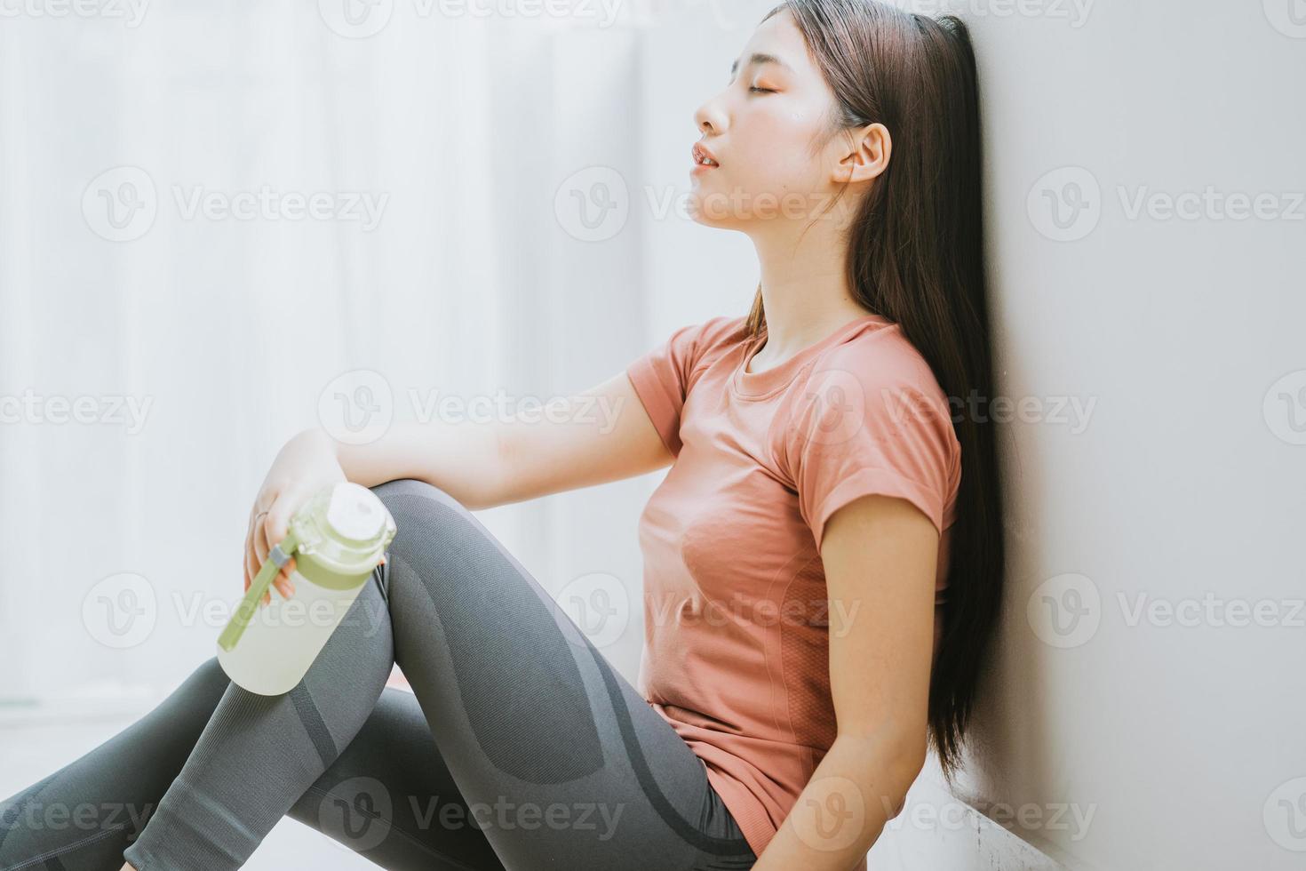 femme asiatique se repose après le yoga photo