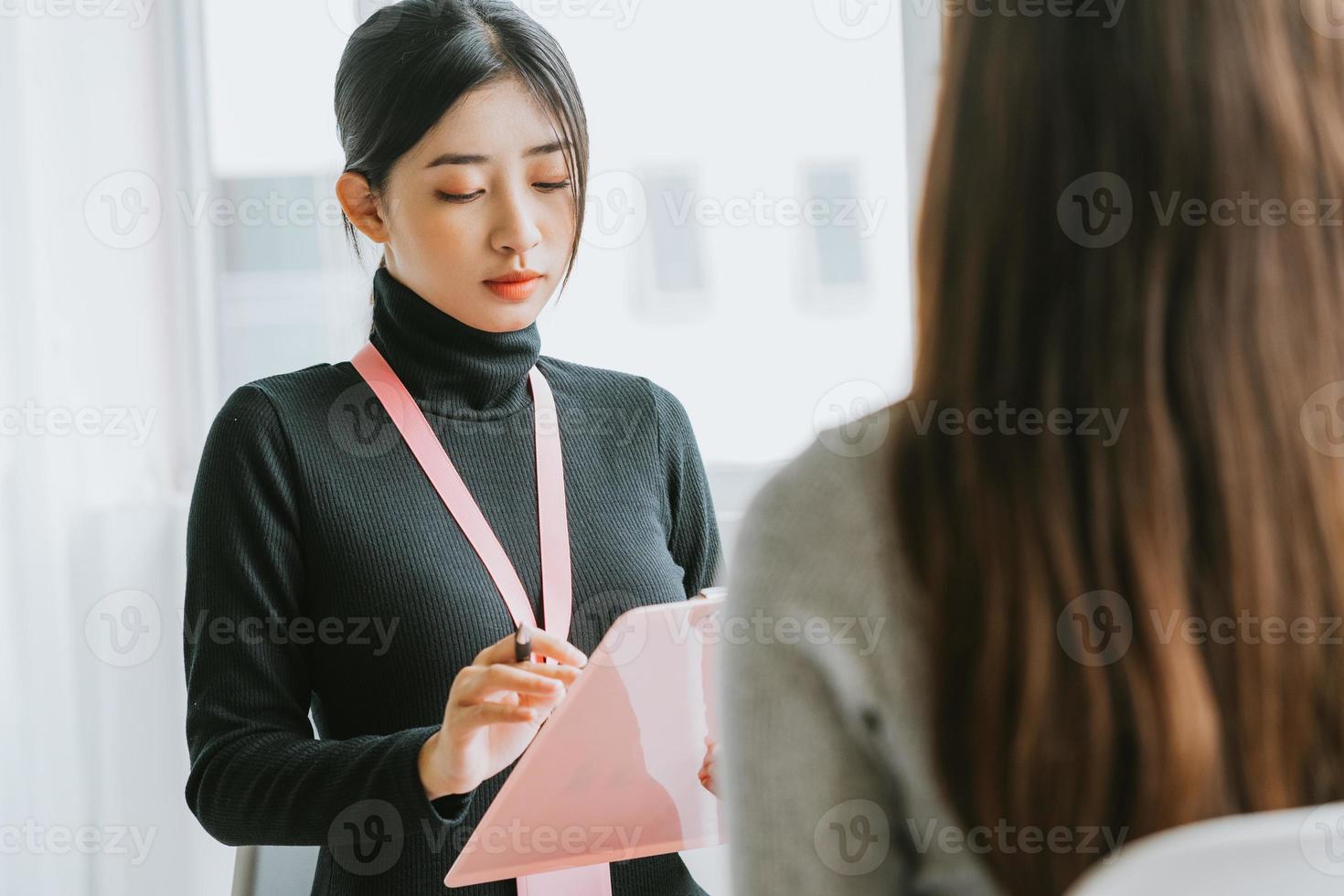 le chargé de recrutement s'entretient avec le candidat photo