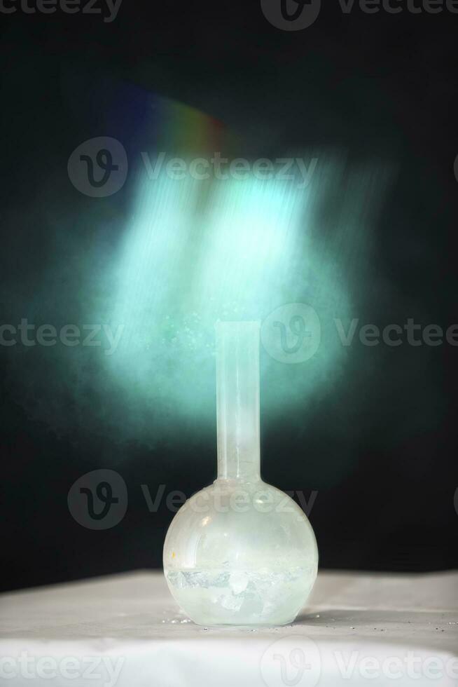 une vert mystique lumière vient de le chimique ballon. photo