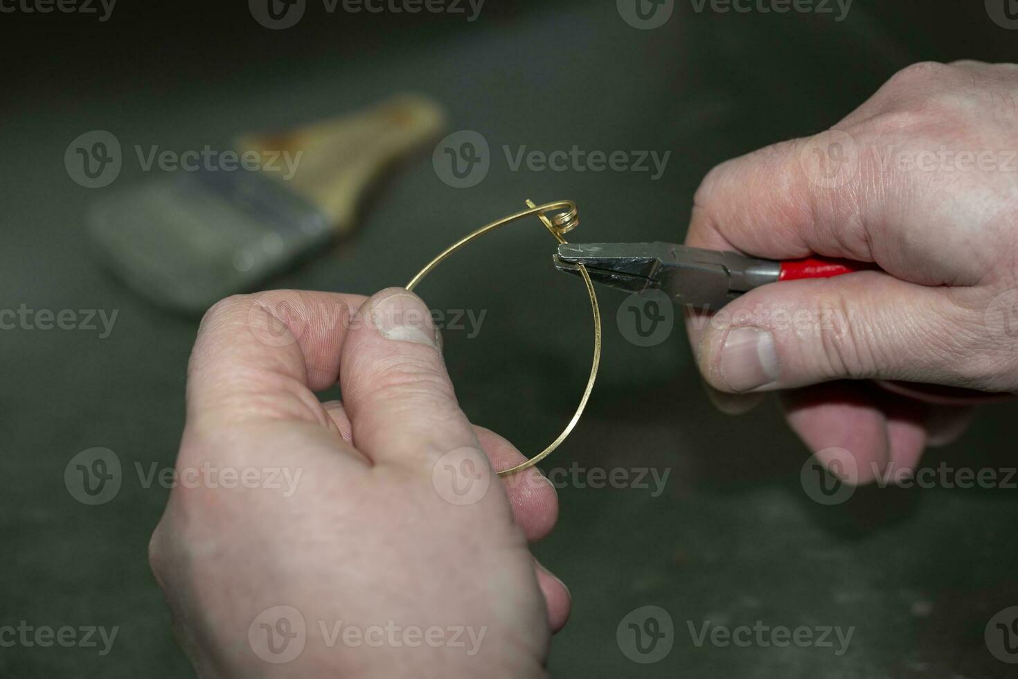 bijoux Maître à travail sur le fabrication de une or anneau. bijoux usine. photo