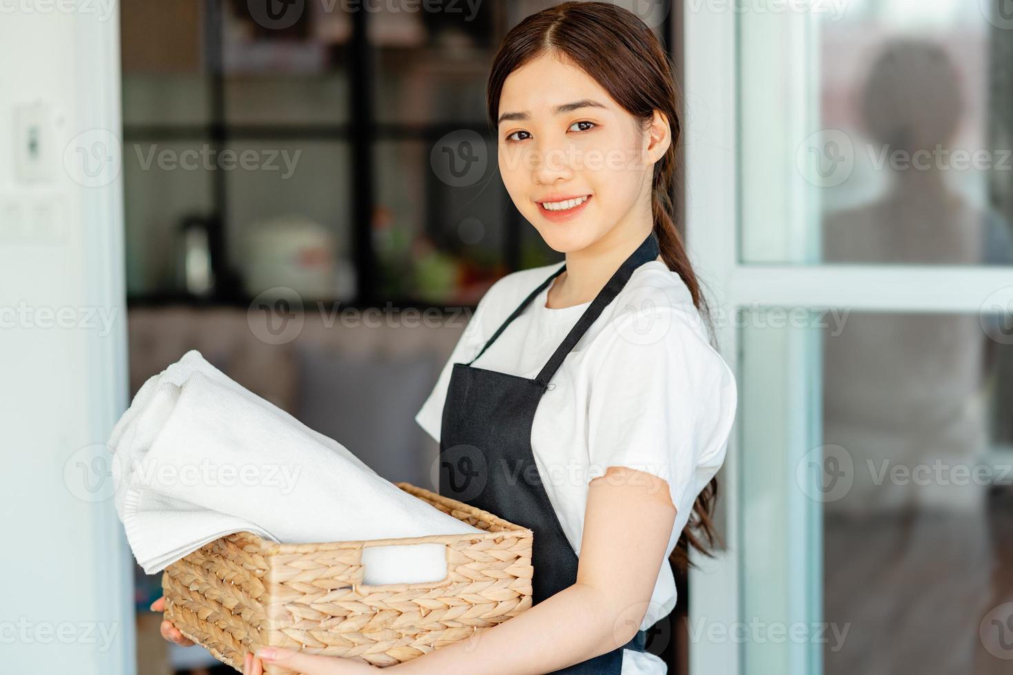 une serveuse asiatique prépare des serviettes pour les invités photo