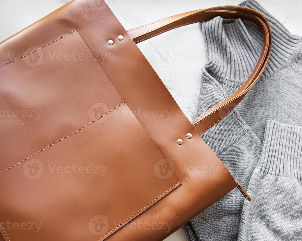 sac femme en cuir marron photo