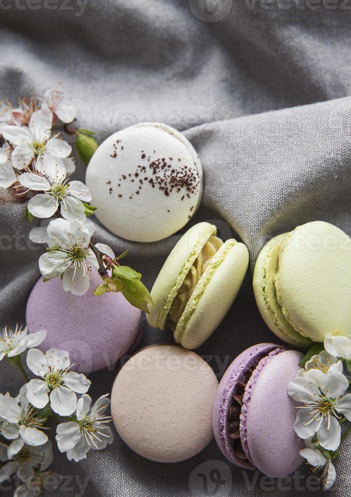 Variété colorée de macarons sucrés français sur fond textile gris photo