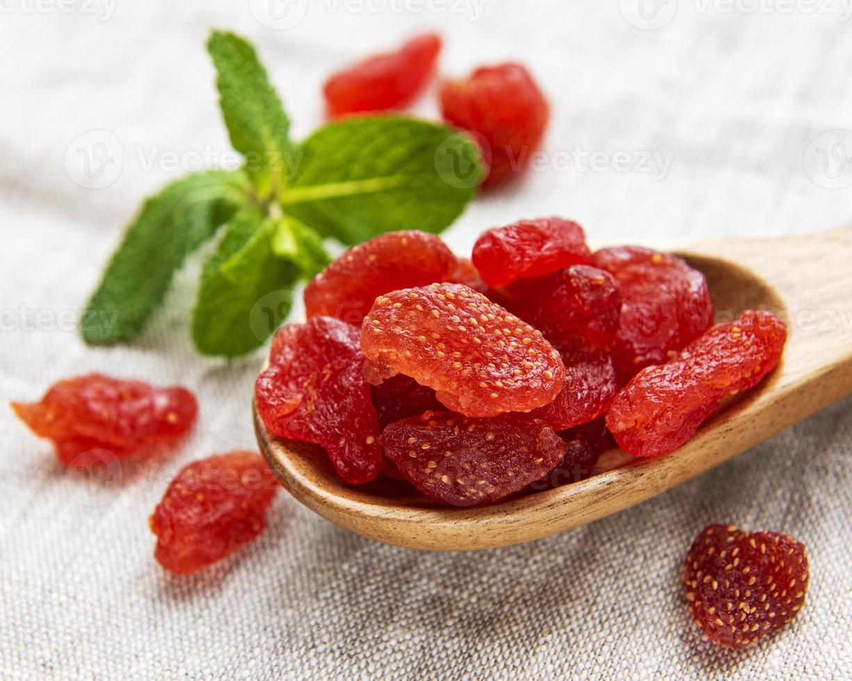 cuillère avec des fraises séchées photo