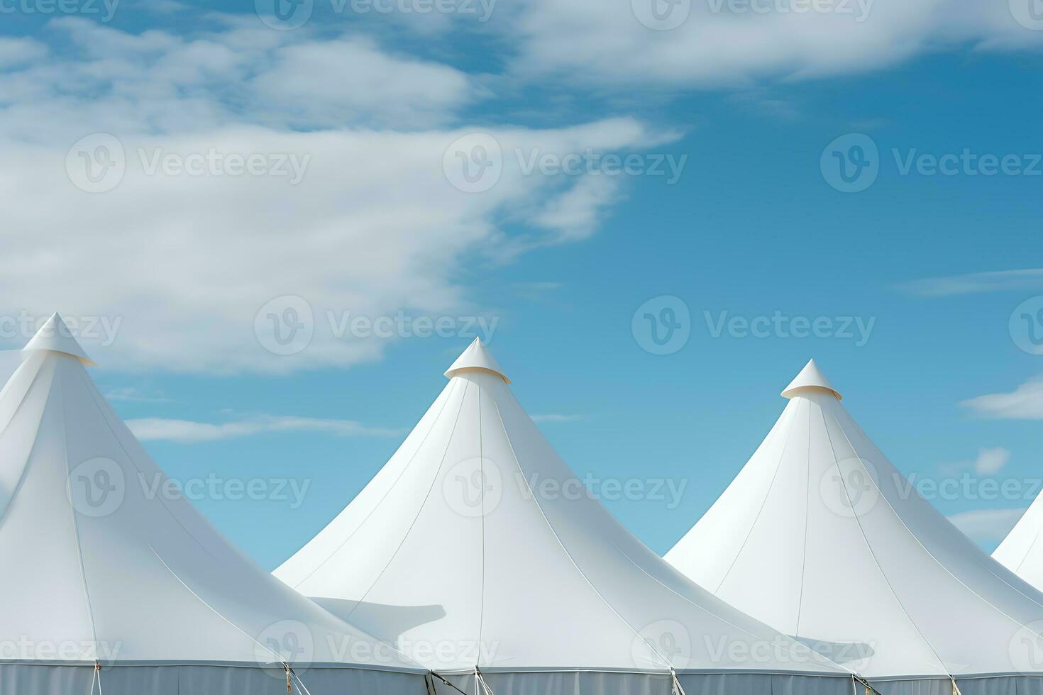 rangée de blanc tente hauts en dessous de une bleu ciel photo