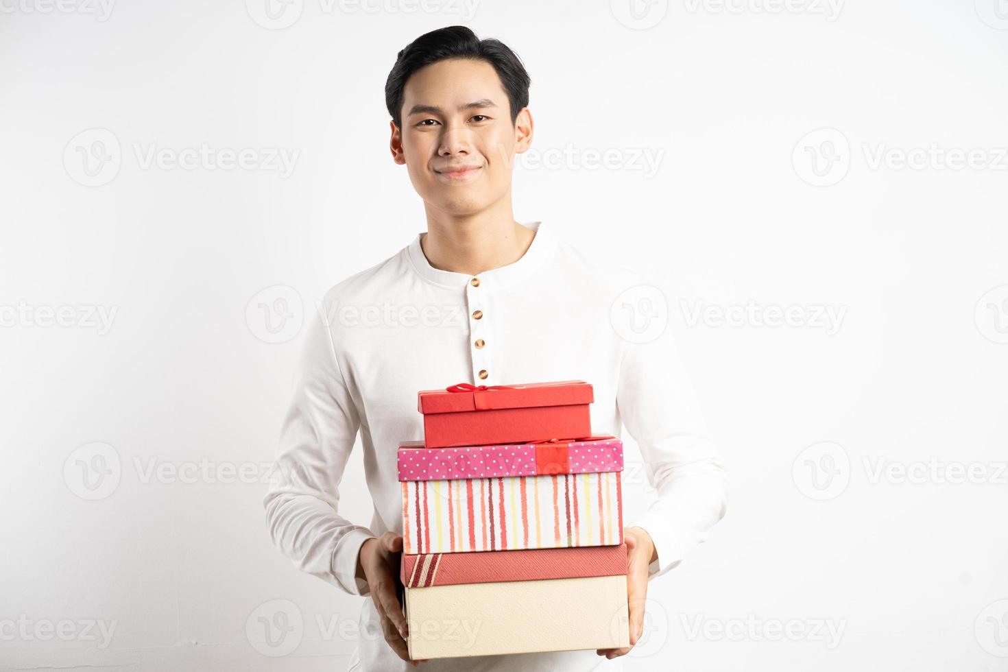 un homme d'affaires asiatique tenait trois coffrets cadeaux à la main photo
