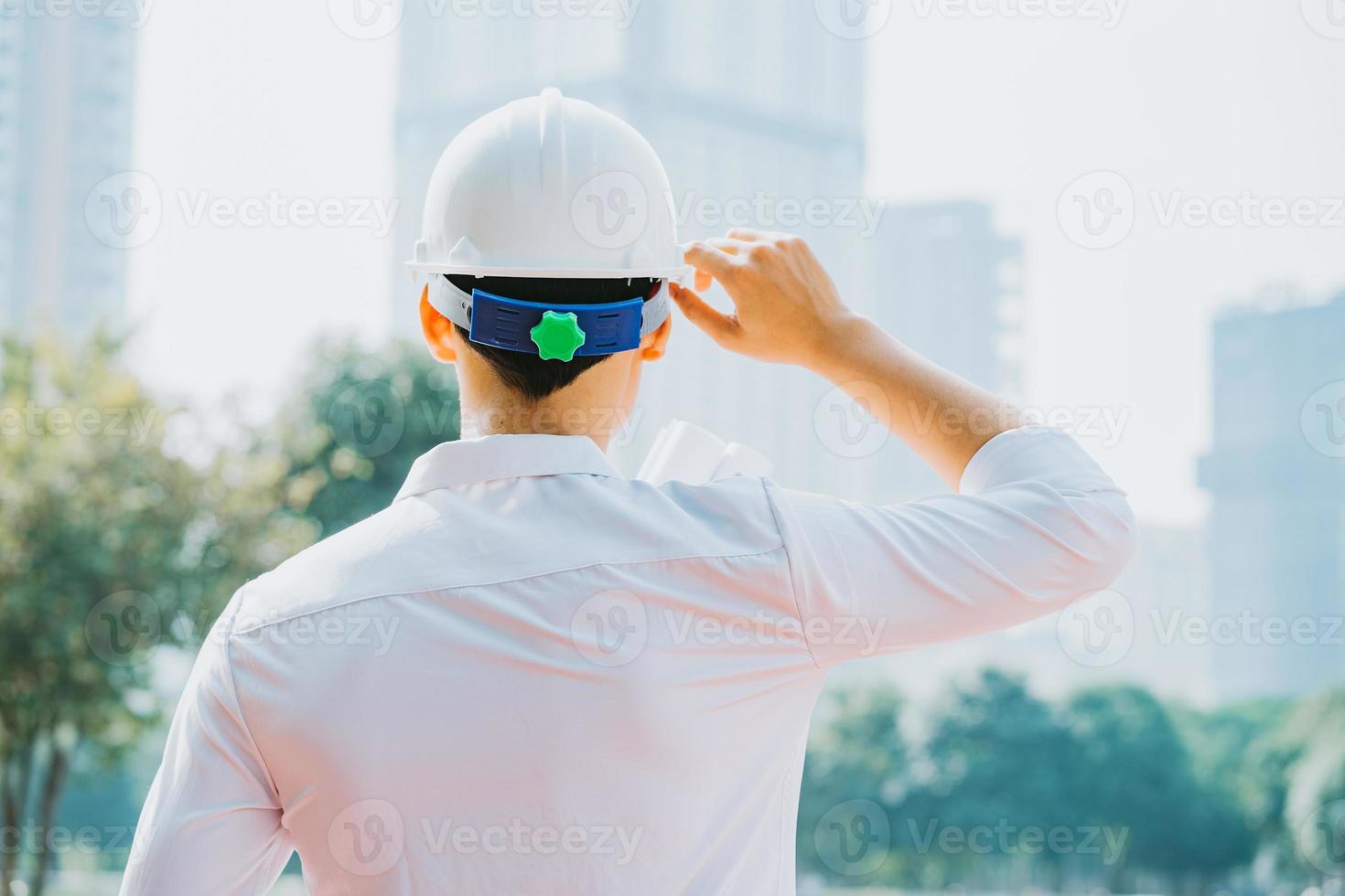 image de derrière des ingénieurs de construction asiatiques font des tests expérimentaux sur le site photo