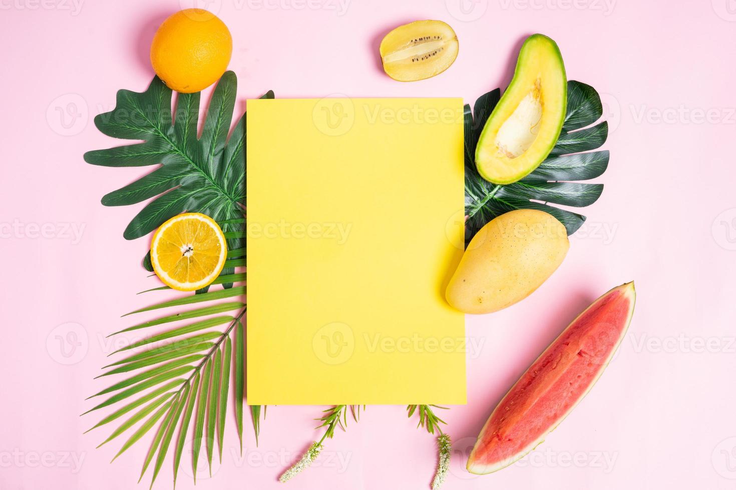 fond d'été avec du papier jaune vierge photo