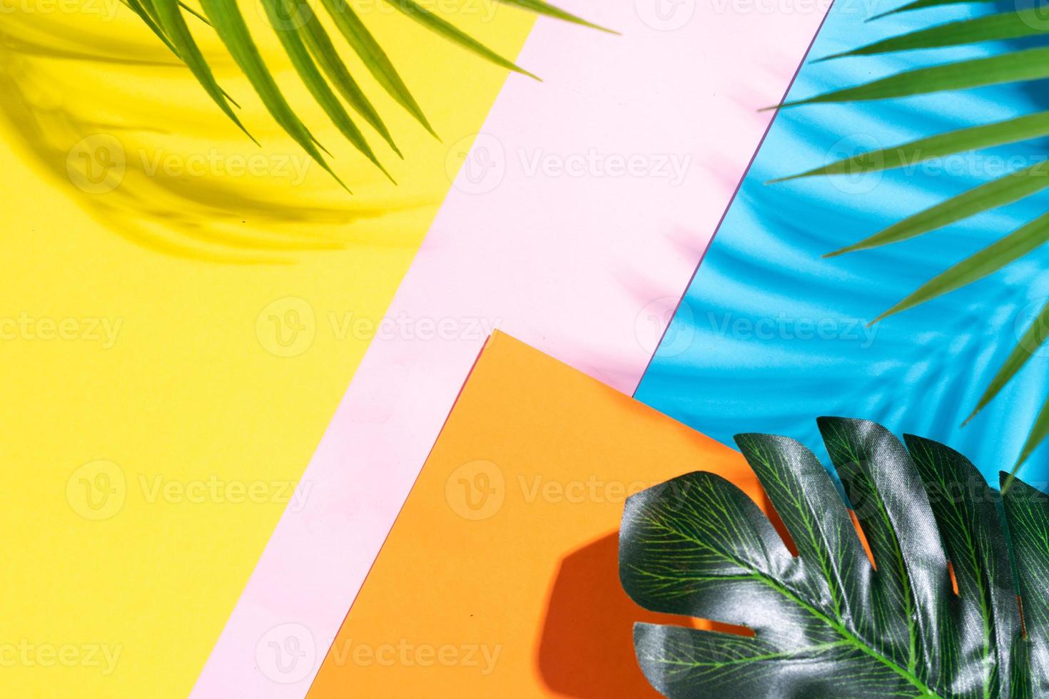 fond d'été avec feuille sur fond jaune, orange, bleu et rose photo