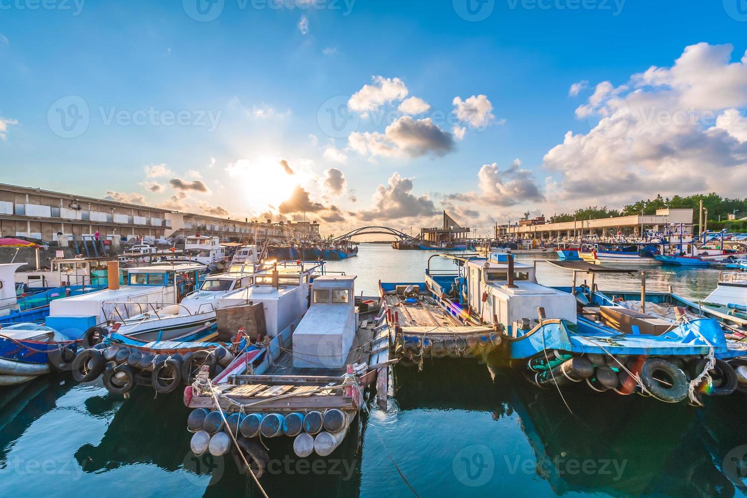 port de pêche de yongan à taoyuan au coucher du soleil, taiwan photo