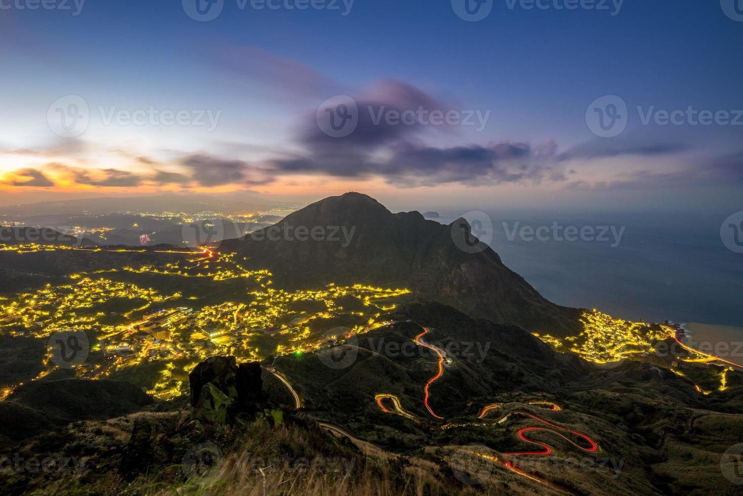 Vue nocturne du village de Jinguashi, Taipei, Taïwan photo