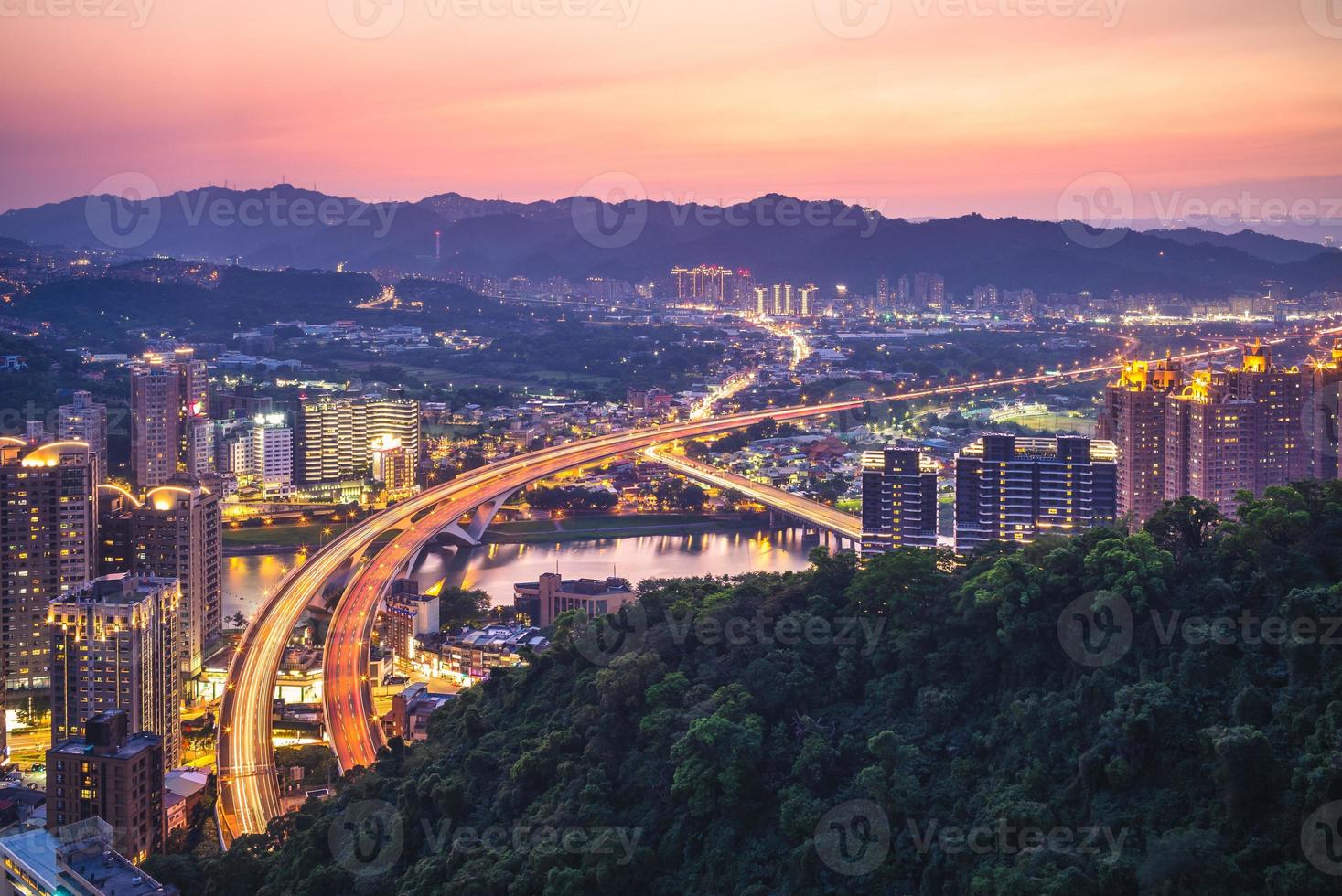 vue nocturne de nouveau taipei avec l'autoroute, taiwan photo