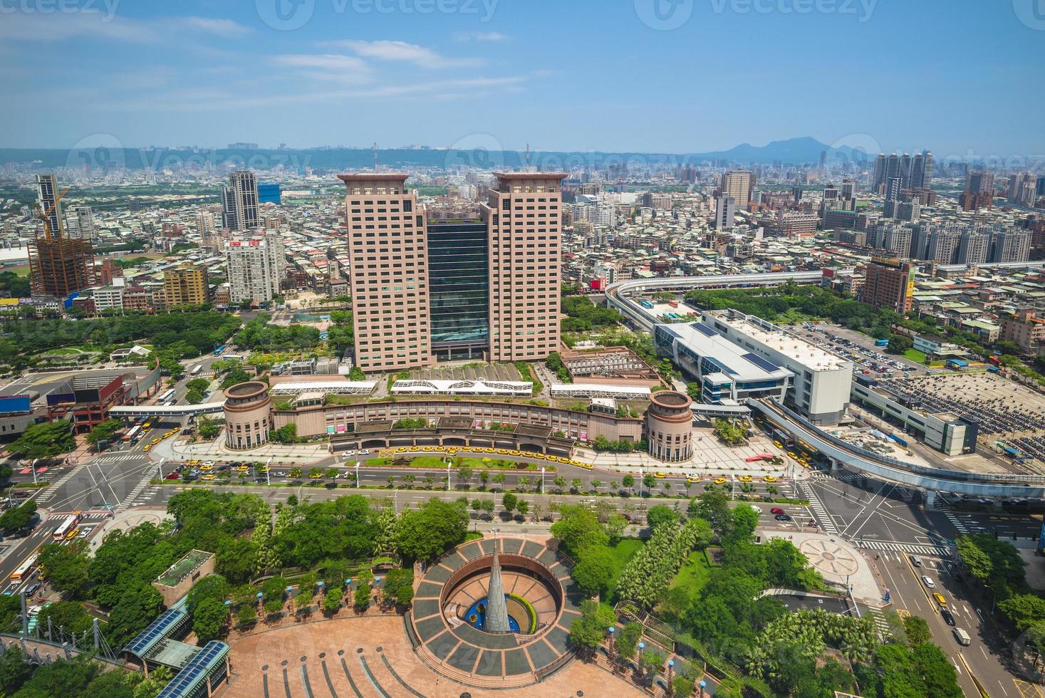 horizon de la nouvelle ville de taipei et de la gare de banciao, taiwan photo