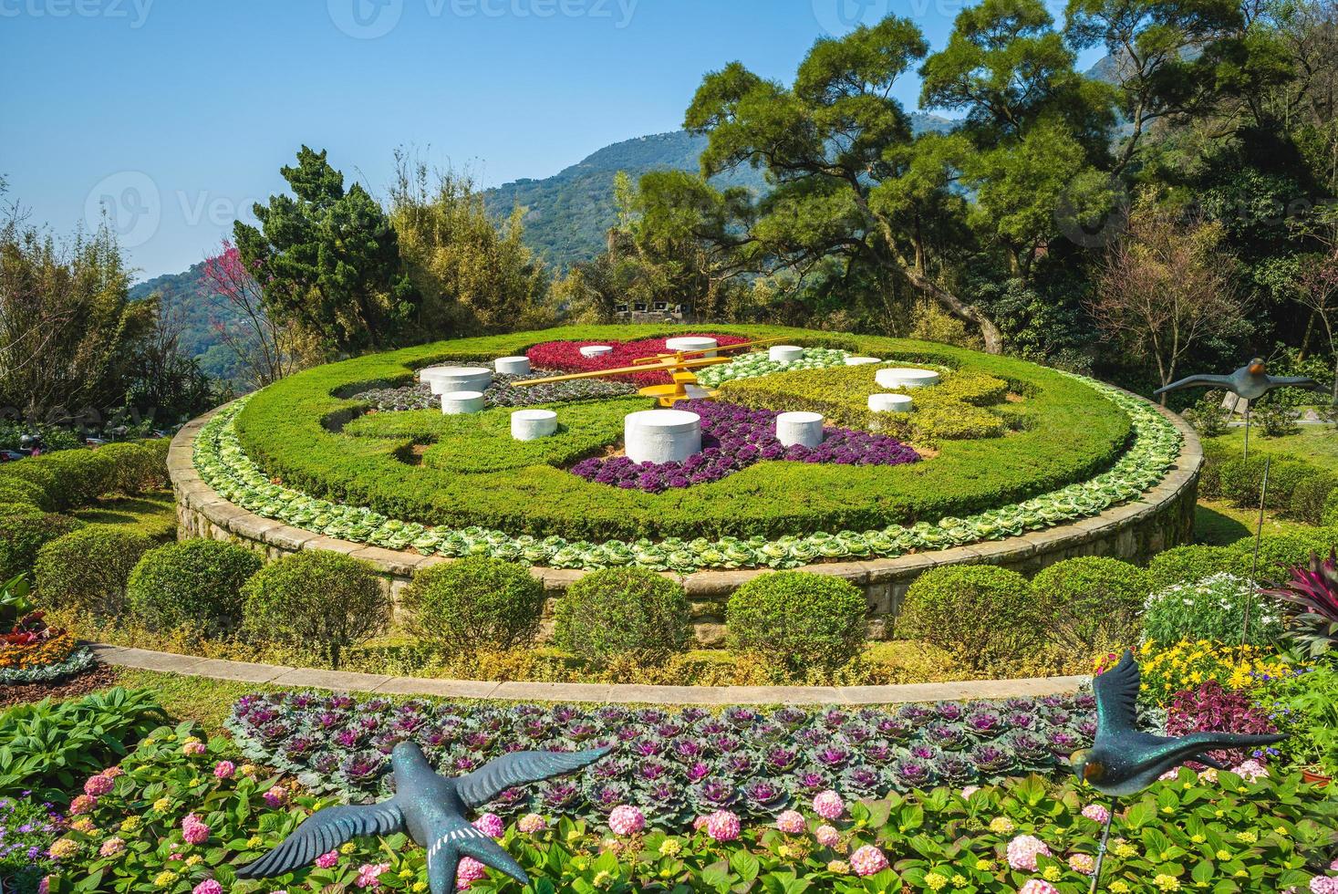 Horloge fleurie au parc yangming à taipei, taiwan photo