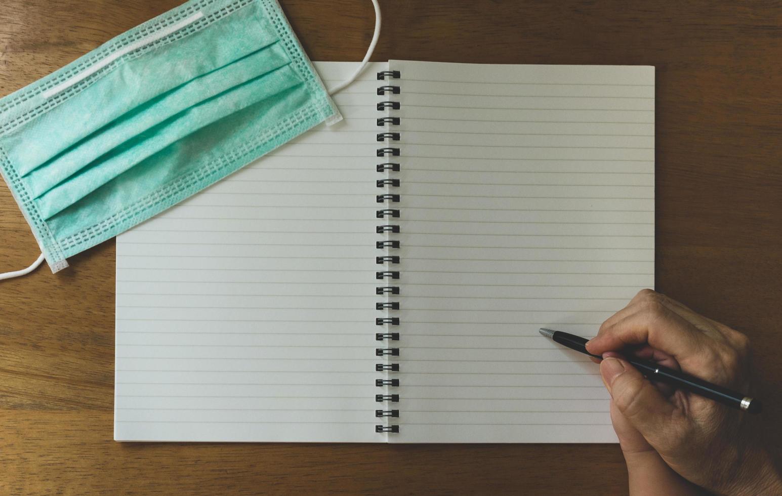 écrire dans un cahier au bureau photo