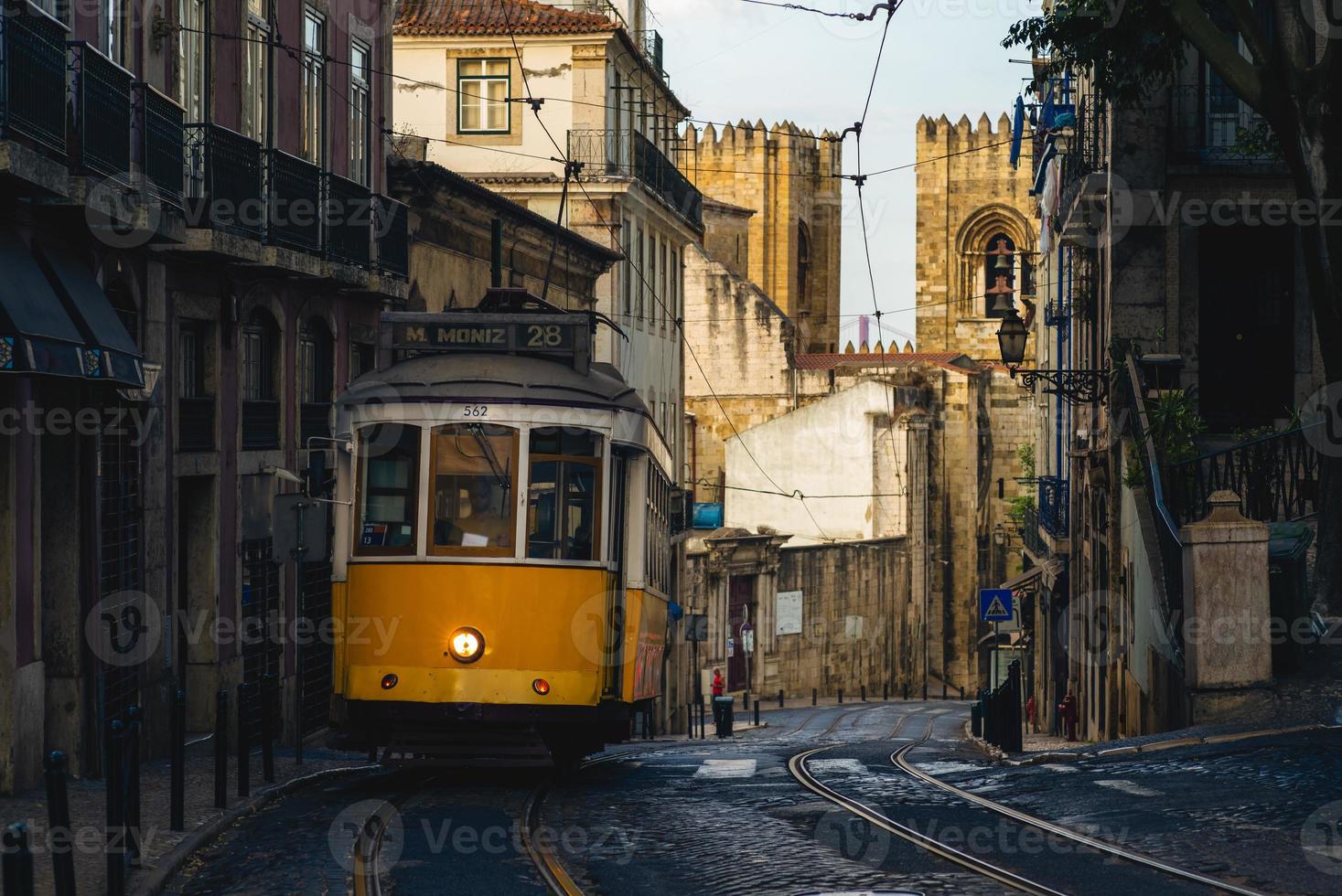 itinéraire classique et touristique, tram 28 de lisbonne au portugal photo