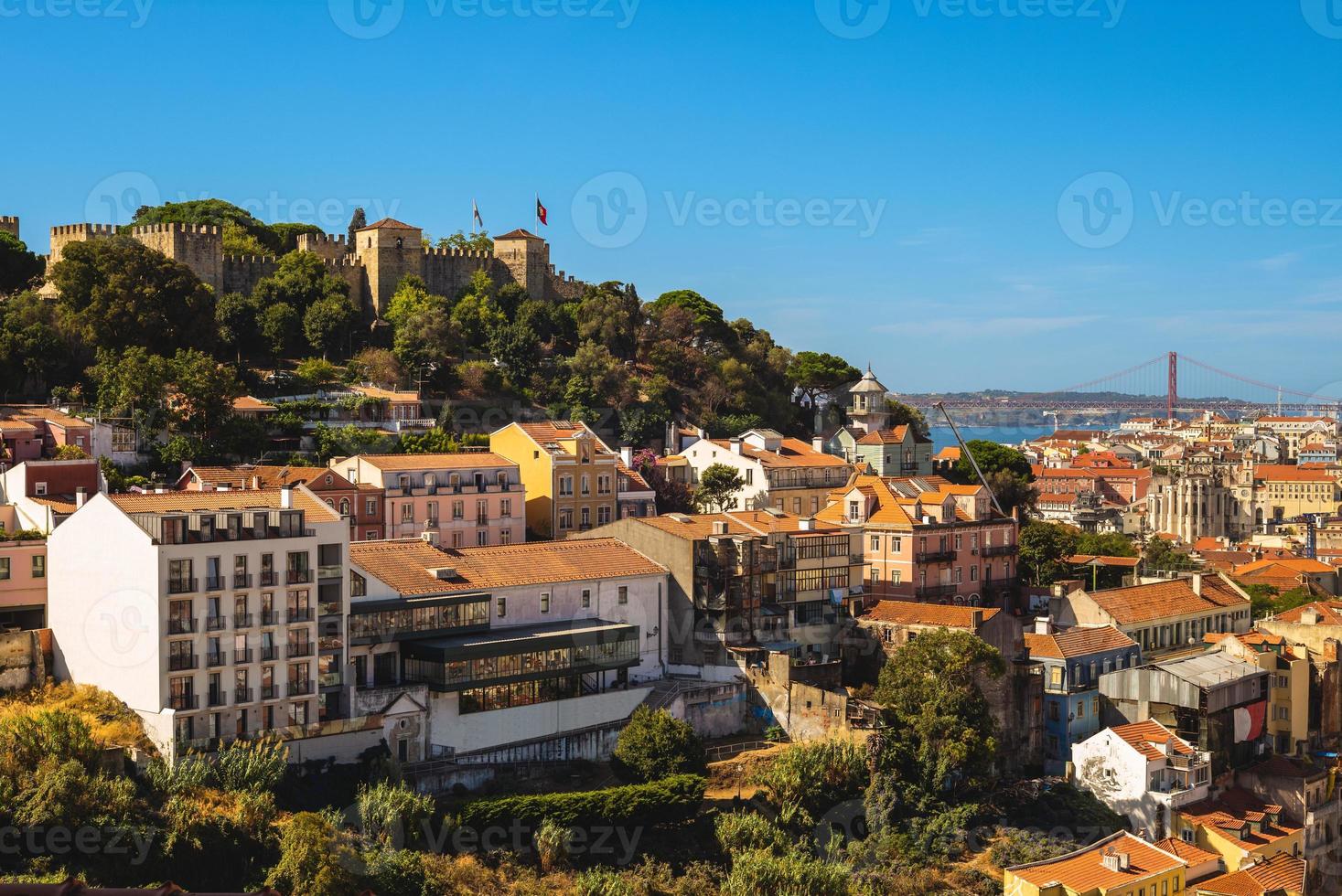 Paysage du château Saint Georges et du Tage à Lisbonne au Portugal photo