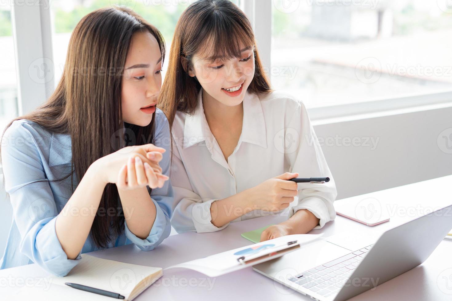 femme d'affaires asiatique et collègues discutant du travail ensemble photo