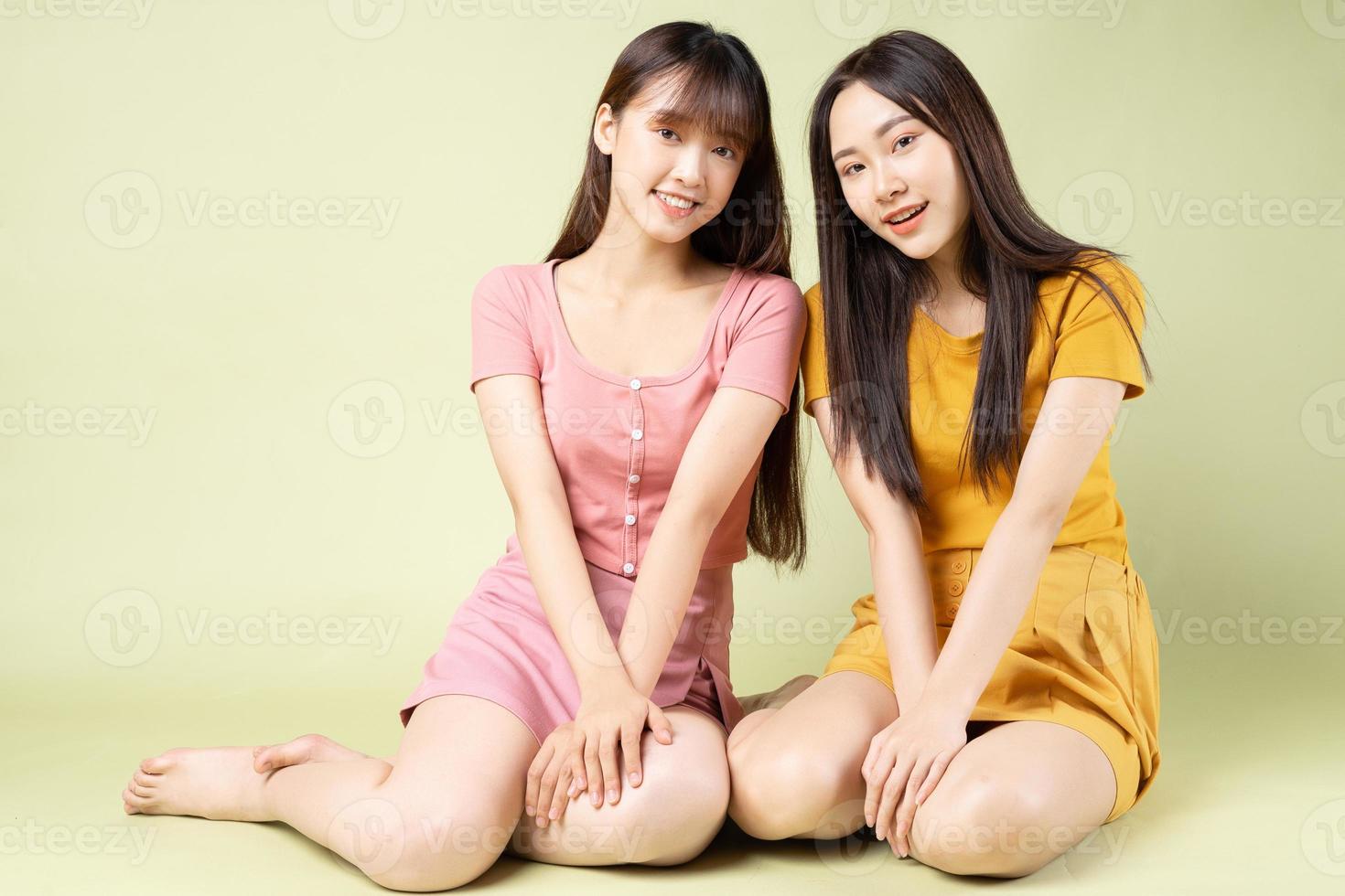 portrait de deux belles filles asiatiques photo