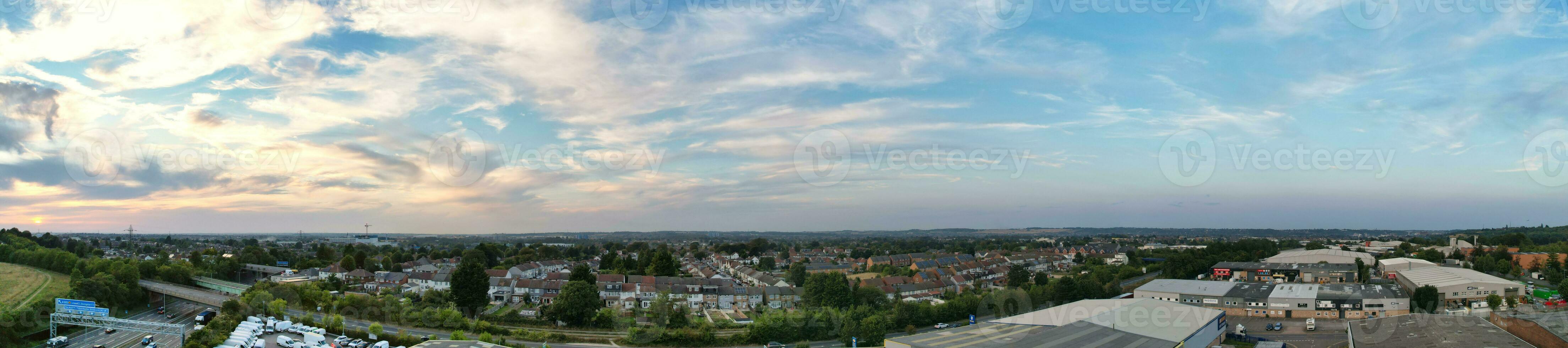 aérien vue de Résidentiel maisons et industriel biens combiné à s'attarder route près Farley collines luton ville, Angleterre Royaume-Uni. le haute angle métrage a été capturé avec drone caméra sur septembre 7ème, 2023 photo