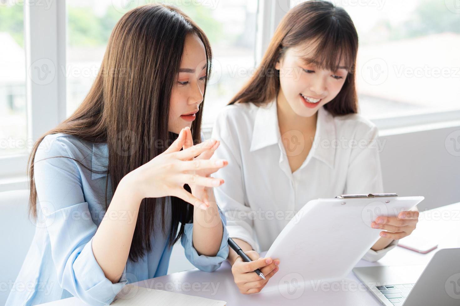 femme d'affaires asiatique et collègues discutant du travail ensemble photo