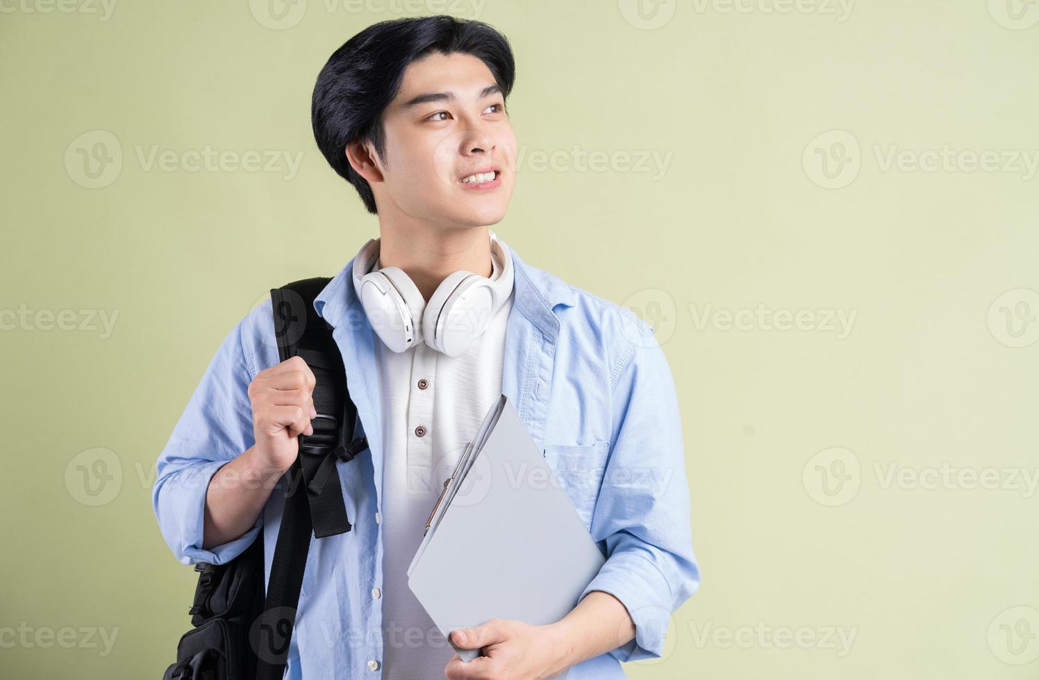 l'étudiant asiatique levait les yeux vers la gauche photo