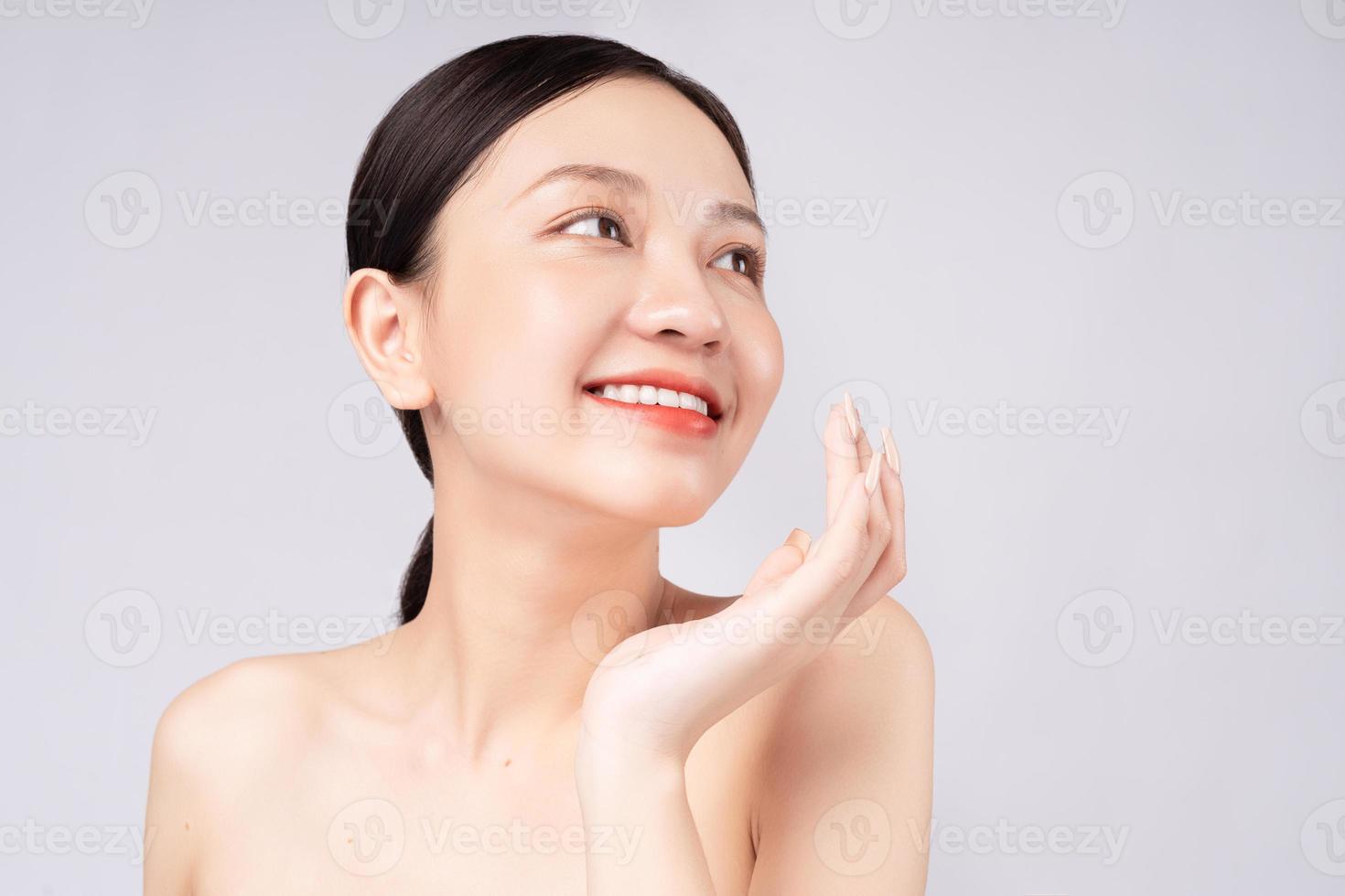 belle femme asiatique souriante avec une belle peau photo