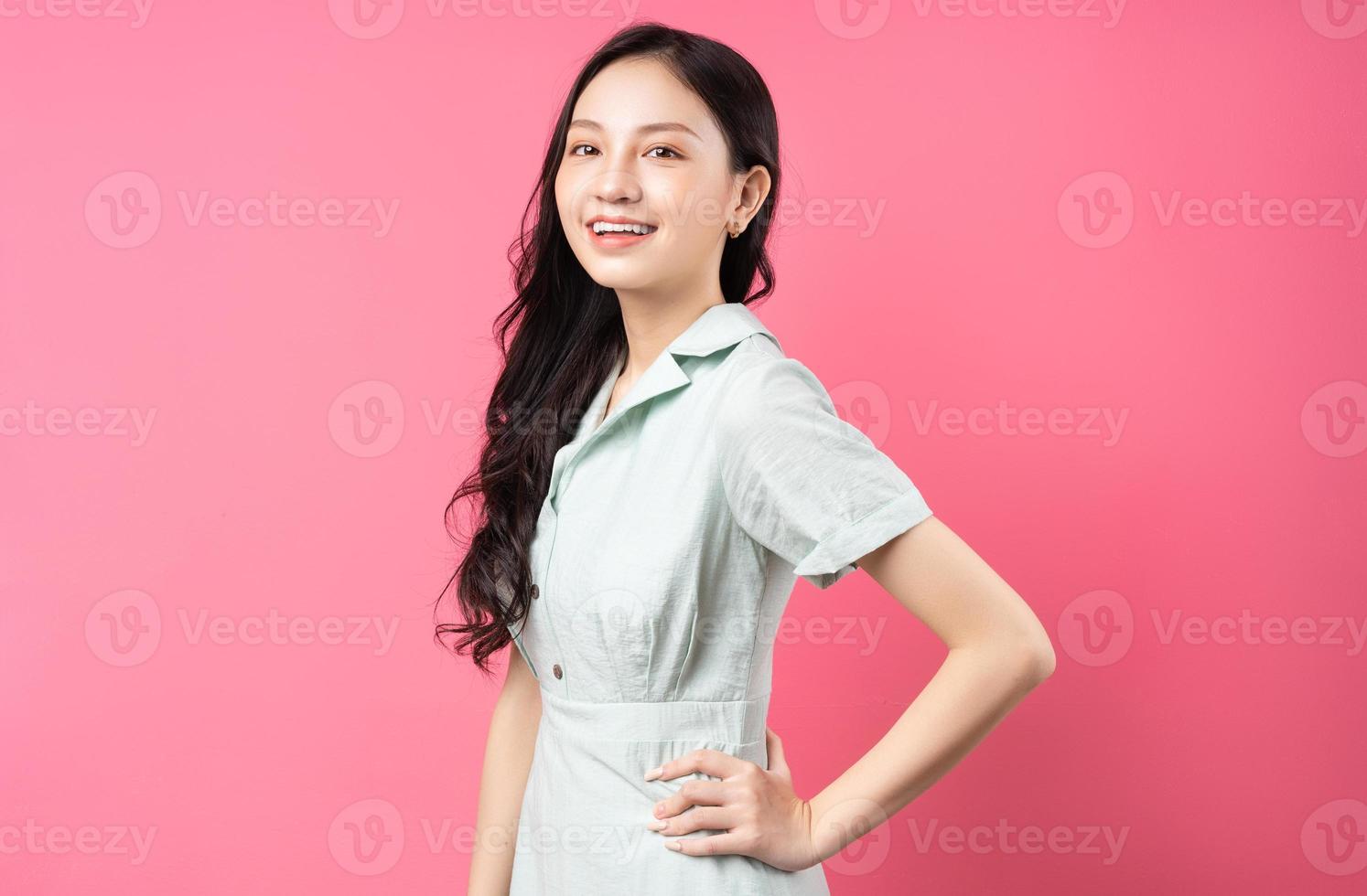 portrait d'une femme asiatique avec un regard confiant photo