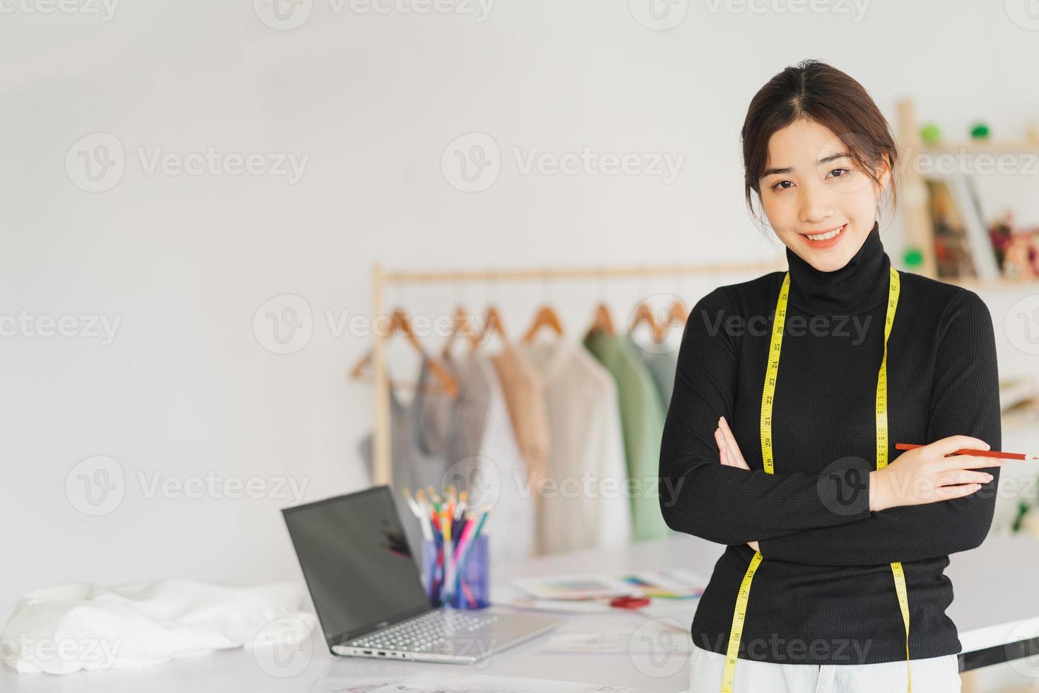 portrait de jeune designer asiatique juste à côté du bureau photo