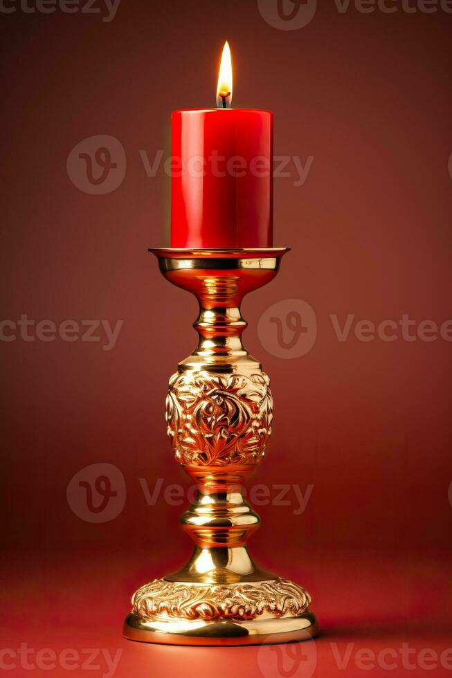 d'or milieu du siècle bougie titulaire avec une embrasé flamme valoriser Noël nostalgie isolé sur une de fête rouge pente Contexte photo