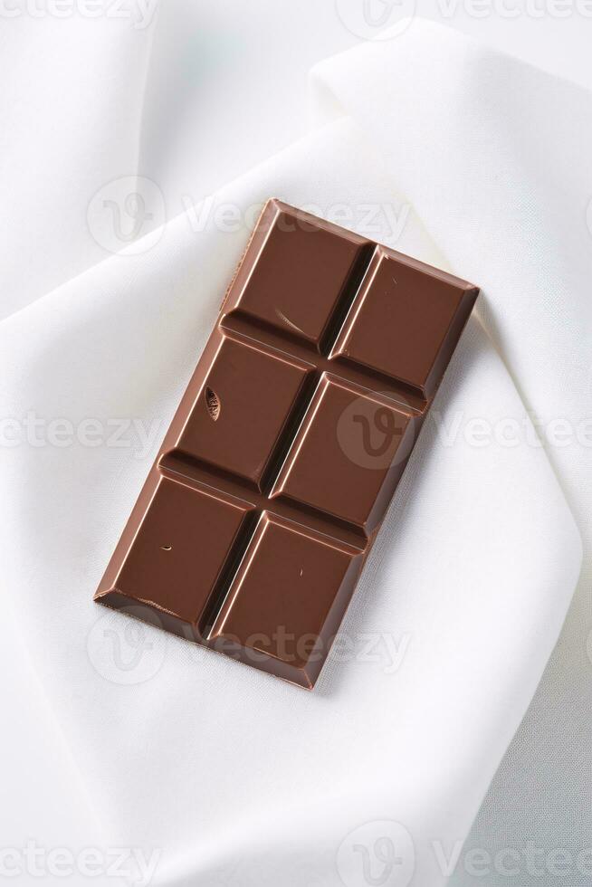 lisse brillant Chocolat bar repos sur blanc lin toile de fond avec fond droite ai génératif photo