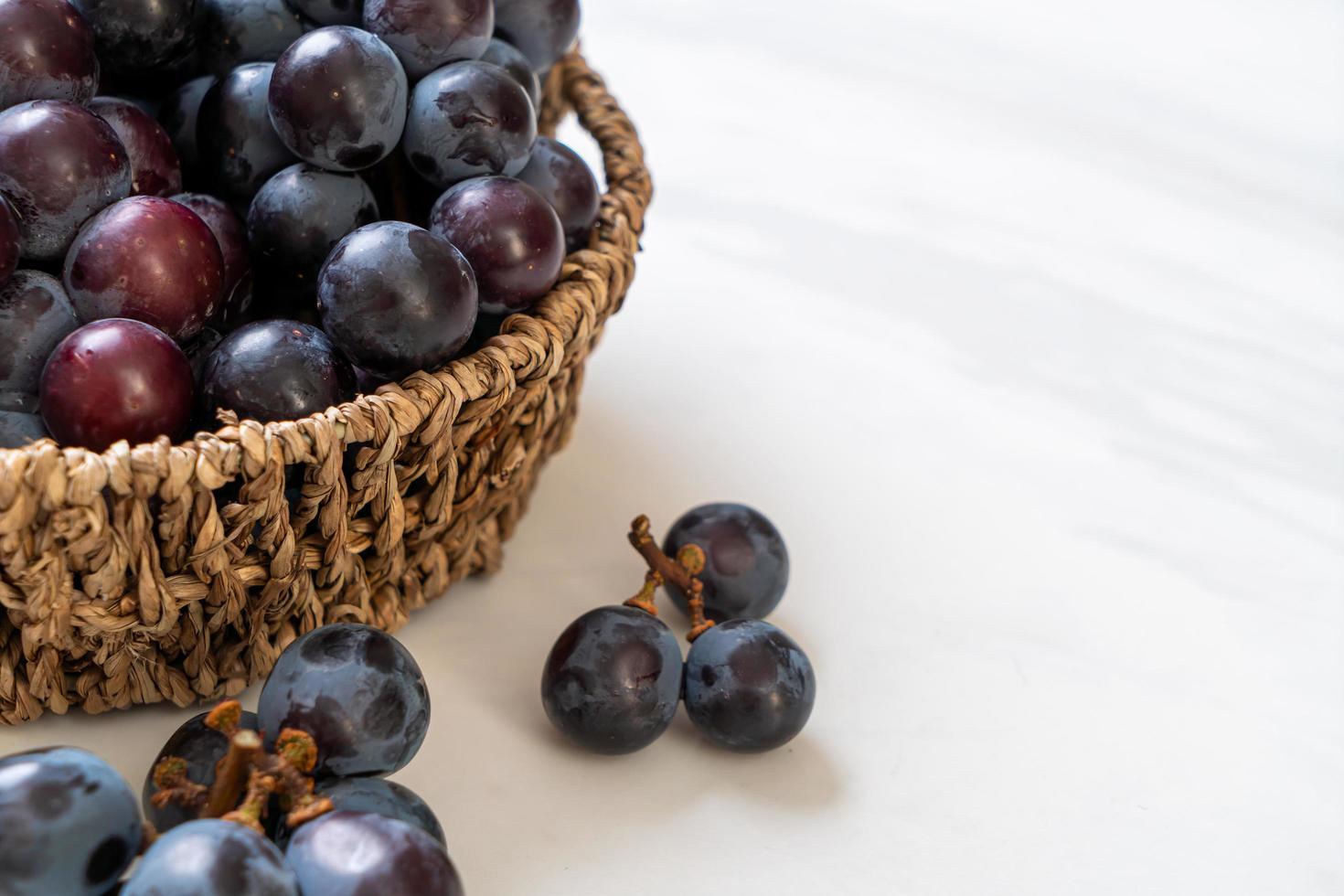 raisins noirs frais dans le panier photo