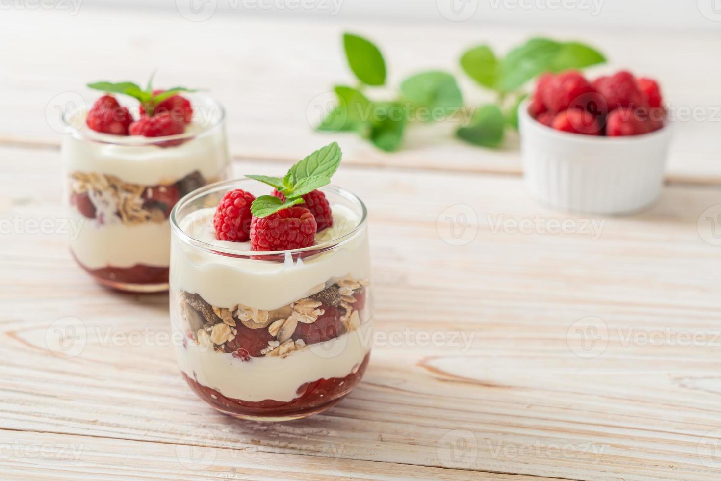 framboise fraîche et yaourt avec granola - style alimentaire sain photo