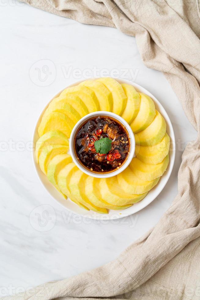 mangue verte et dorée fraîche avec trempette de sauce de poisson sucrée - style asiatique photo