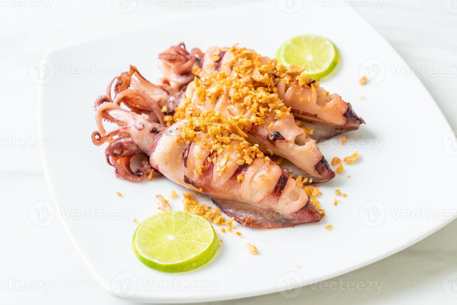 calamars frits à l'ail - style fruits de mer photo