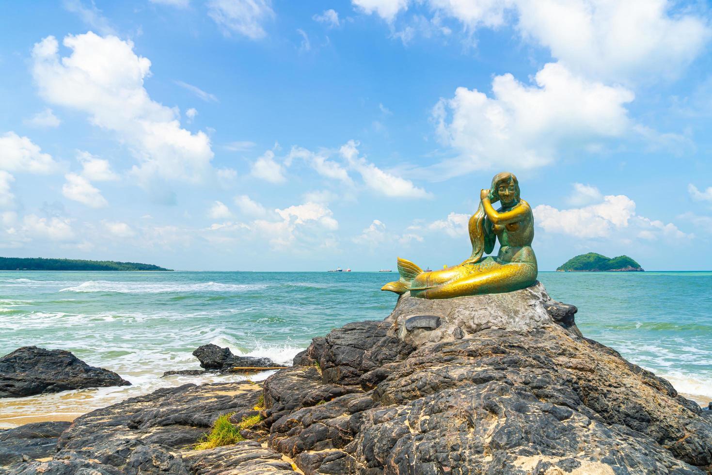 statues de sirène dorées sur la plage de samila. point de repère de songkla en thaïlande. photo