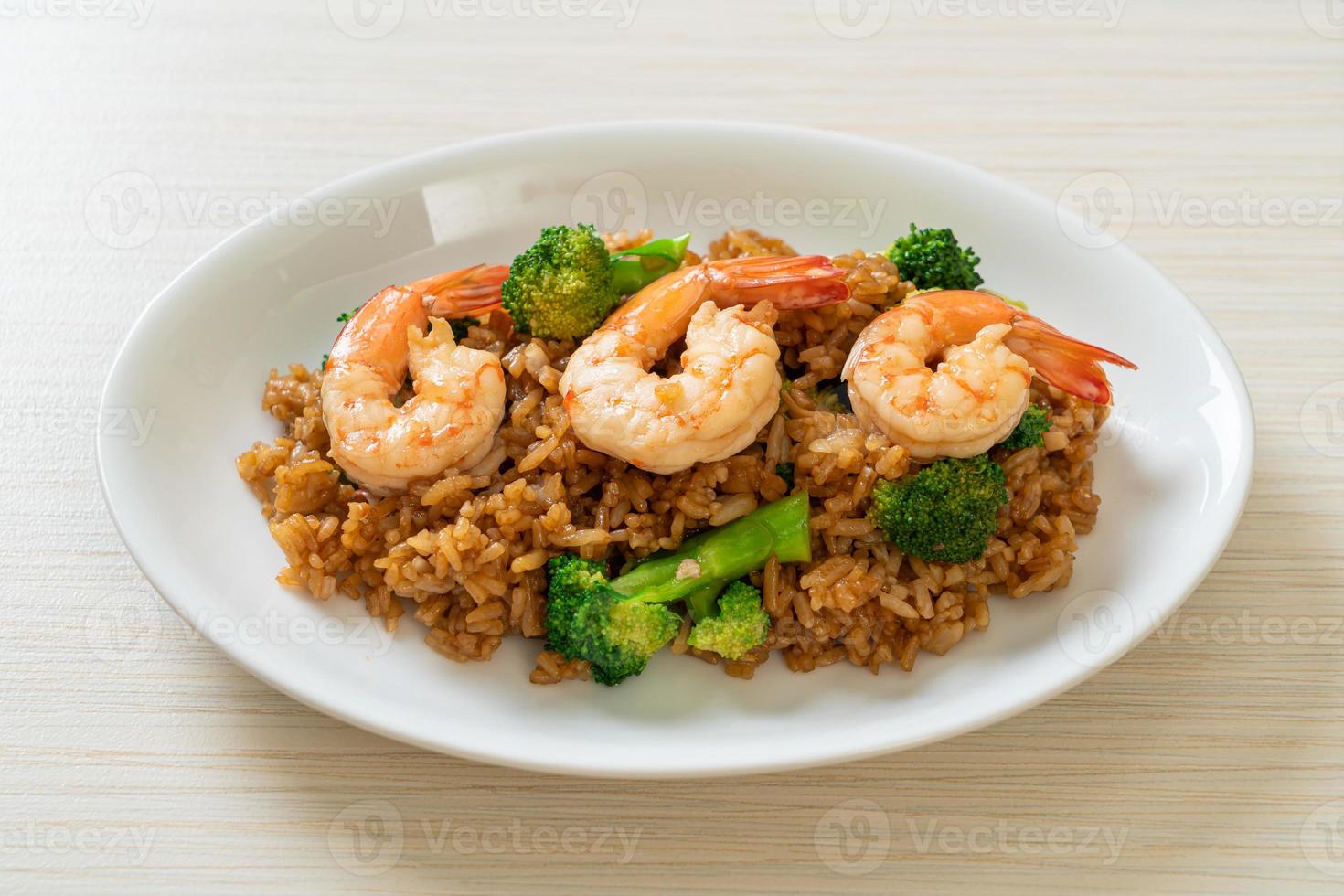 riz frit aux brocolis et crevettes - style de cuisine maison photo
