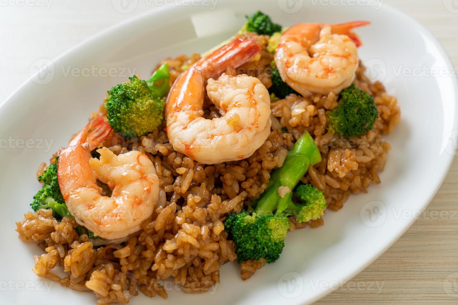 riz frit aux brocolis et crevettes - style de cuisine maison photo