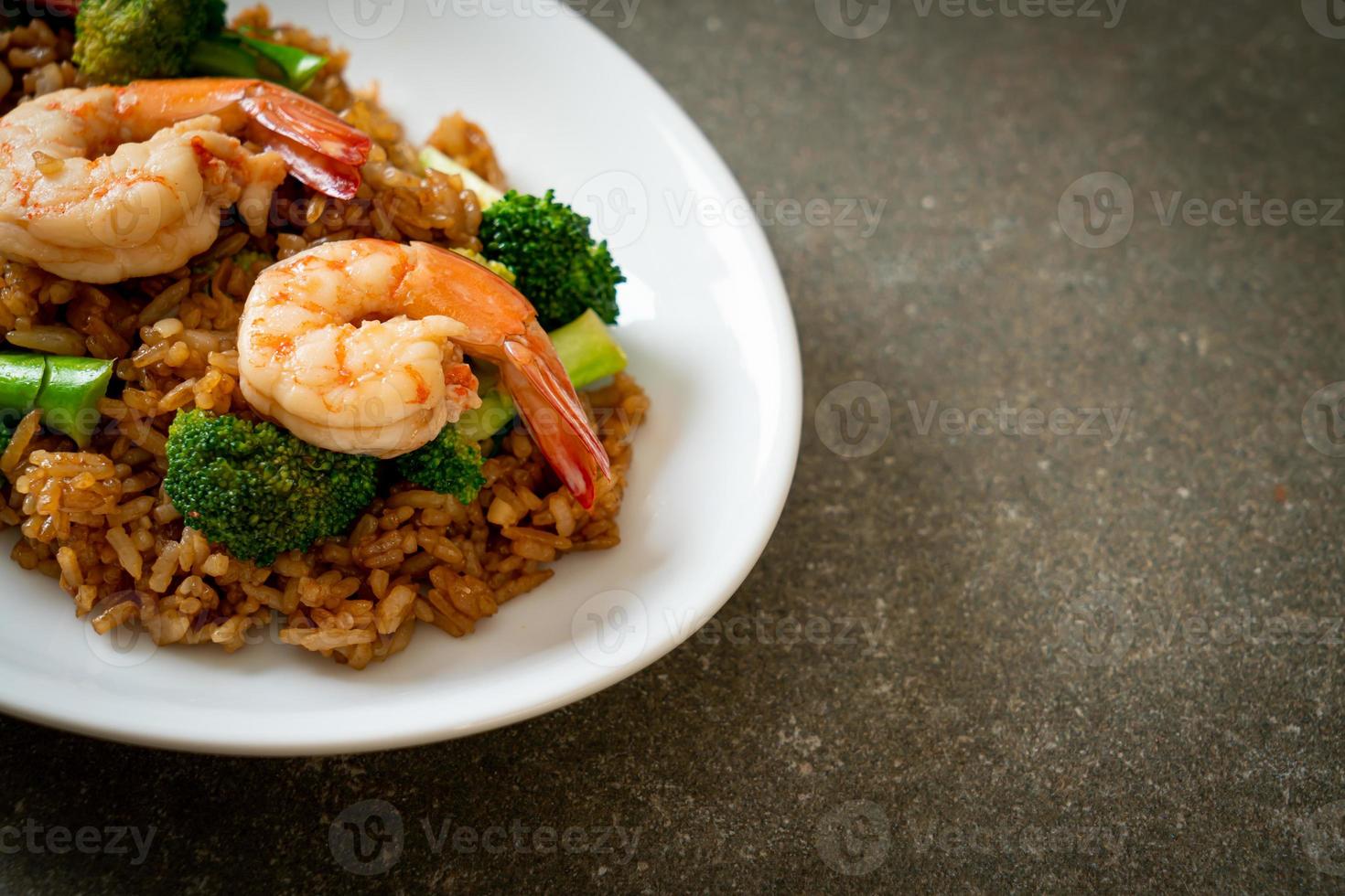 riz frit aux brocolis et crevettes - style de cuisine maison photo