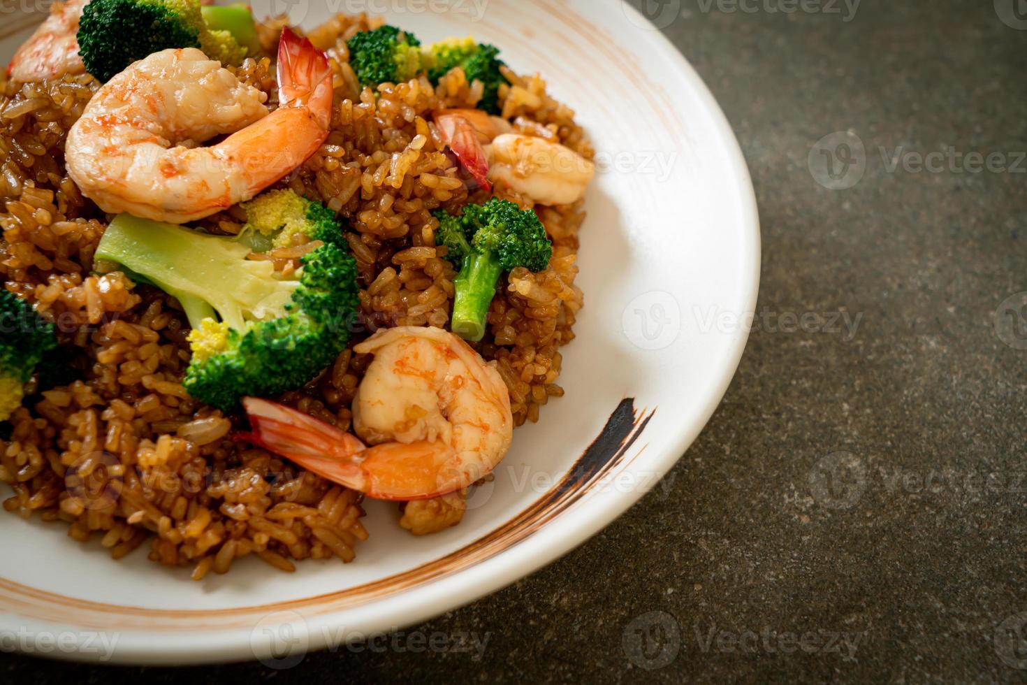 riz frit aux brocolis et crevettes - style de cuisine maison photo