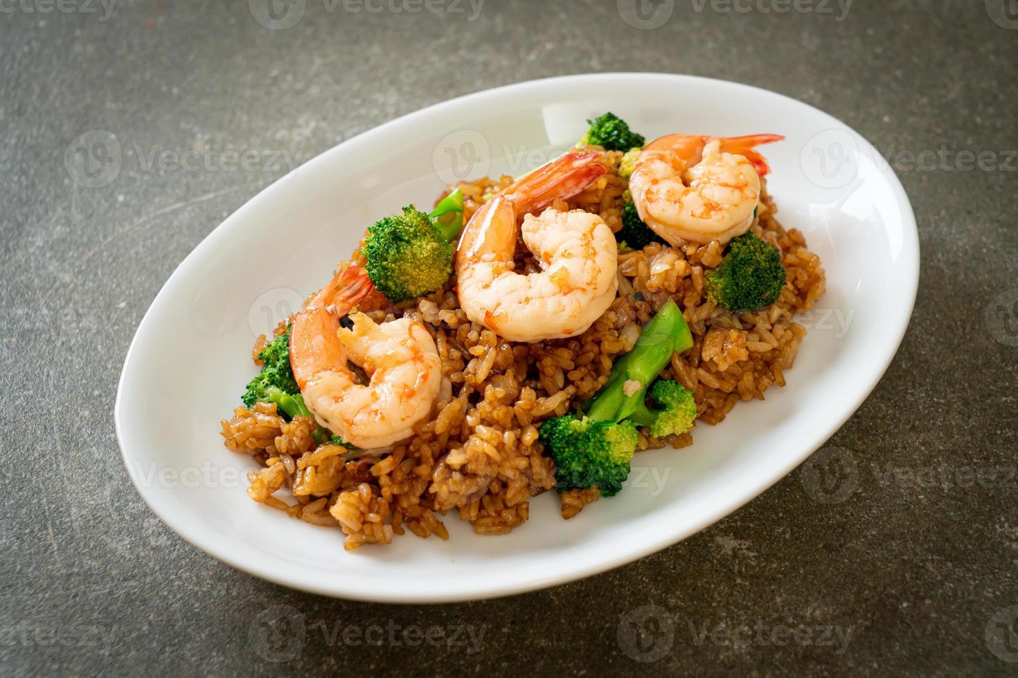 riz frit aux brocolis et crevettes - style de cuisine maison photo