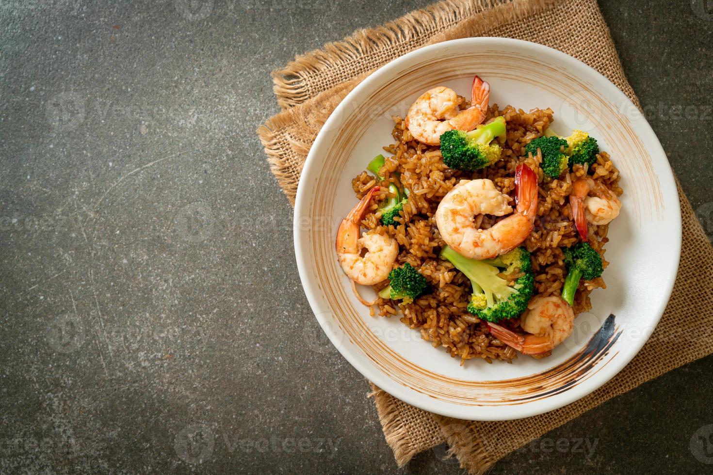 riz frit aux brocolis et crevettes - style de cuisine maison photo