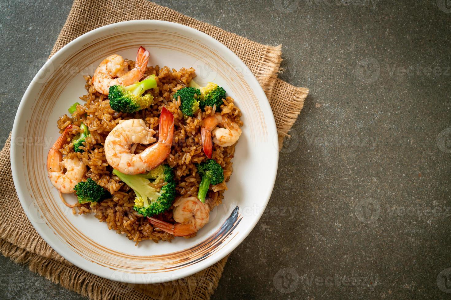 riz frit aux brocolis et crevettes - style de cuisine maison photo